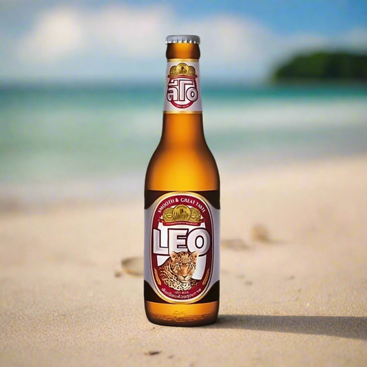 Leo Bier im Glas 330ml ai generiert Strand