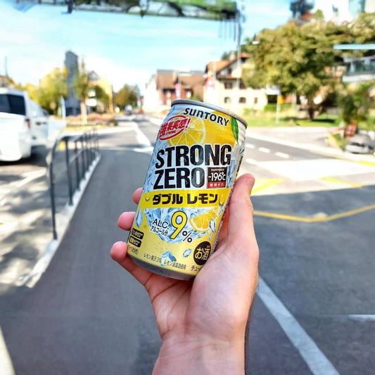 Suntory Strong Zero Double Lemon 9 Prozent -196 350ml Dose in der Hand