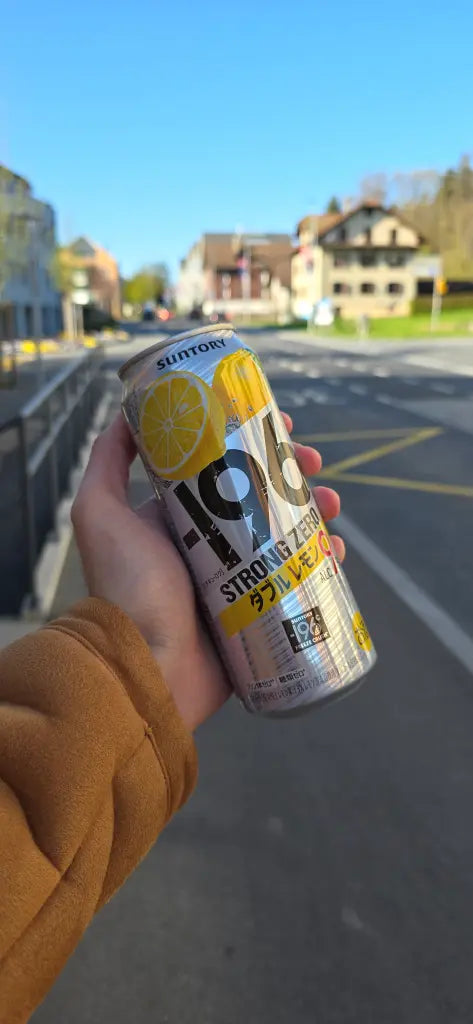 Suntory Strong Zero Double Lemon 9 Prozent -196 500ml Dose in der Hand