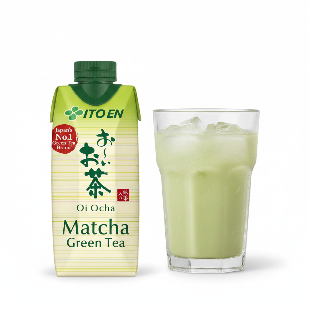ITO EN Oi Ocha Flasche 330 ml neben einem Glas gekühltem japanischem Grüntee