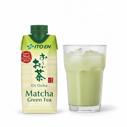 ITO EN Oi Ocha Flasche 330 ml neben einem Glas gekühltem japanischem Grüntee