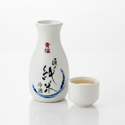 Kizakura Junmai Sakeflasche 180 ml neben einer gefüllten Sake-Schale