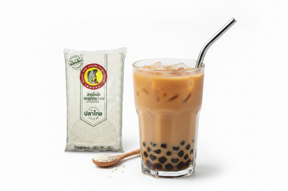 Gekochte Tapiokaperlen in einem Glas Bubble Tea mit breitem Strohhalm